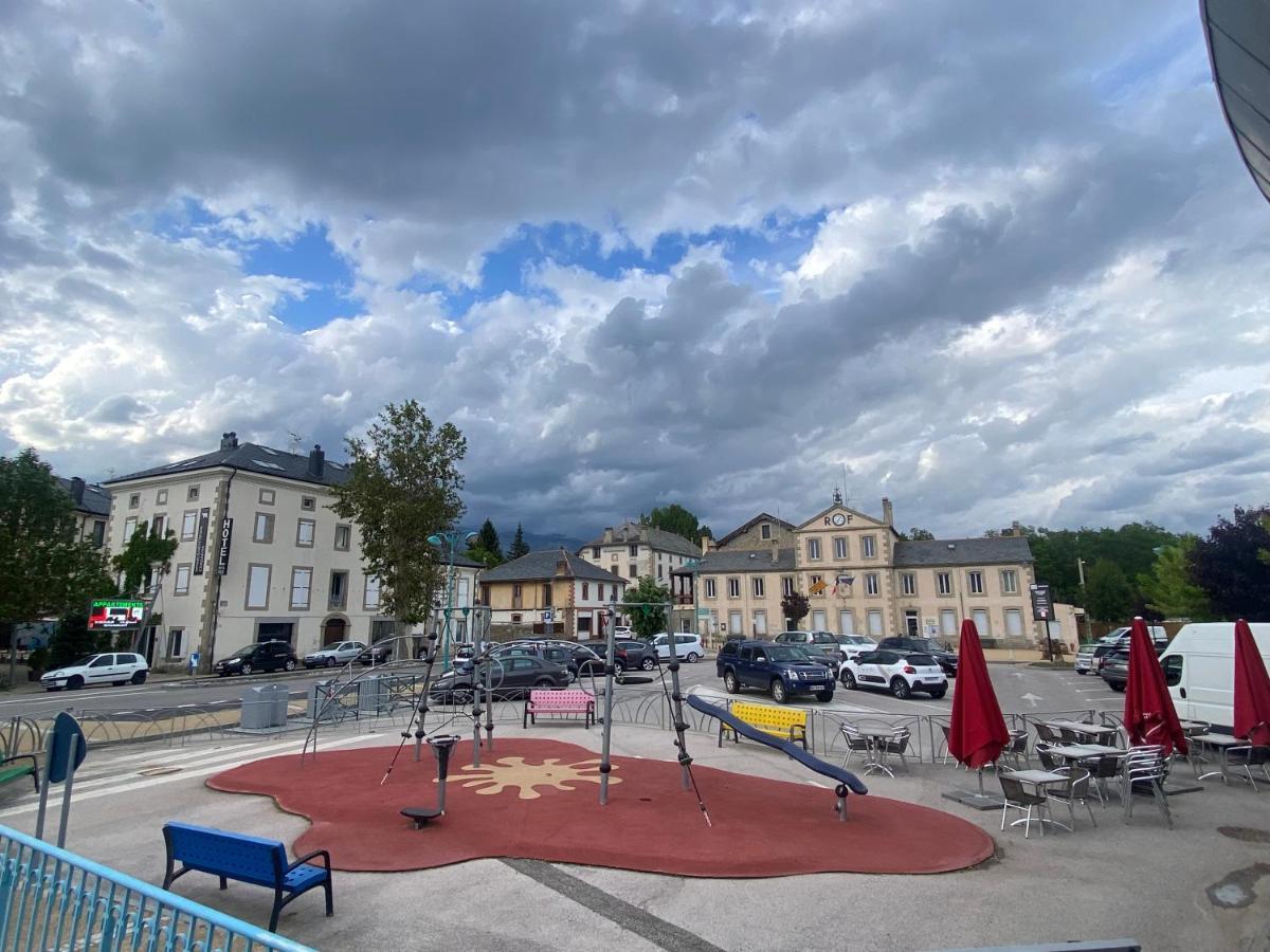 Loft De La Place Bourg-Madame Luaran gambar
